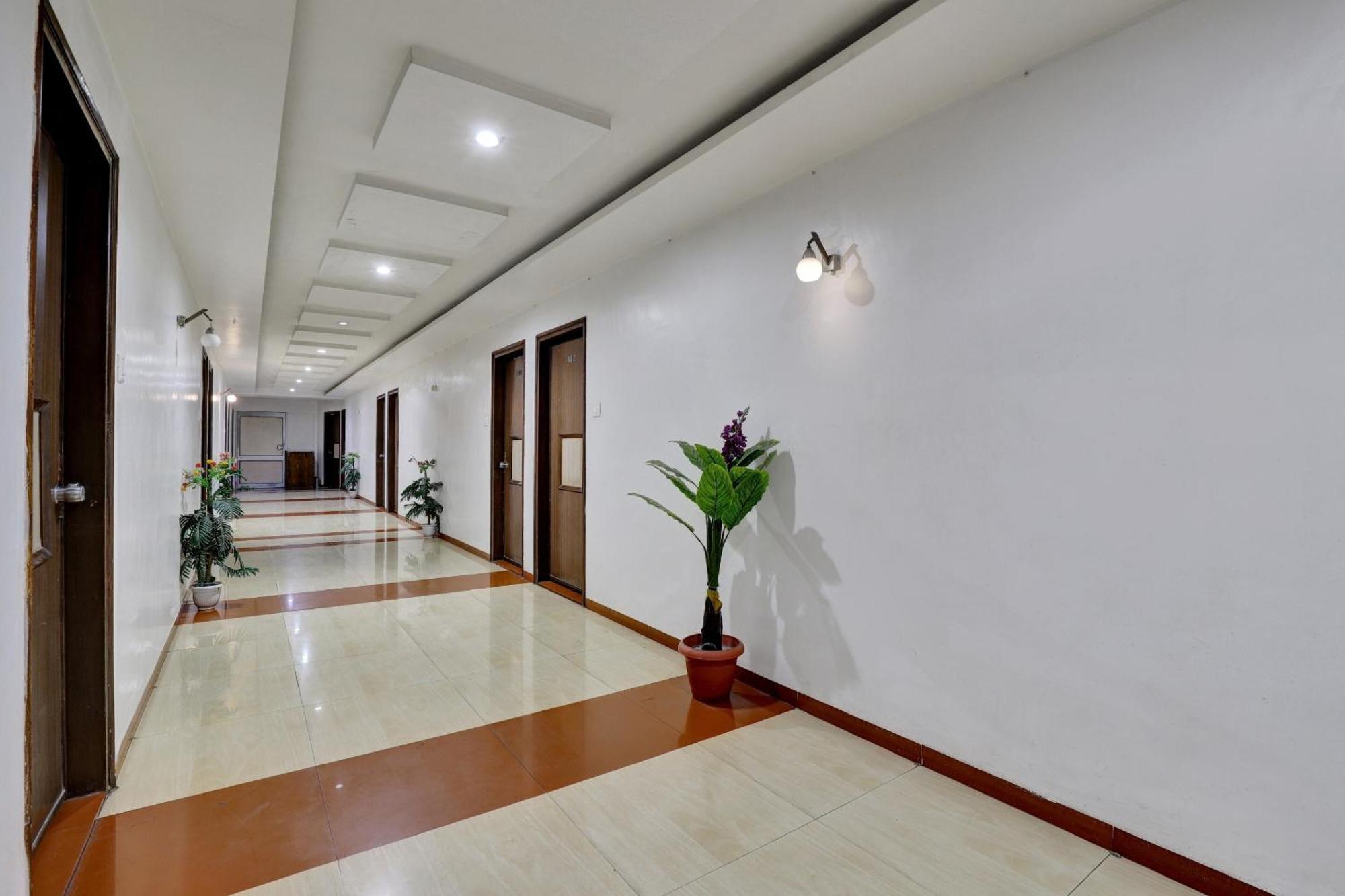 Collection O 82926 Hotel Royal Plaza Αχμπανταμπάντ Εξωτερικό φωτογραφία