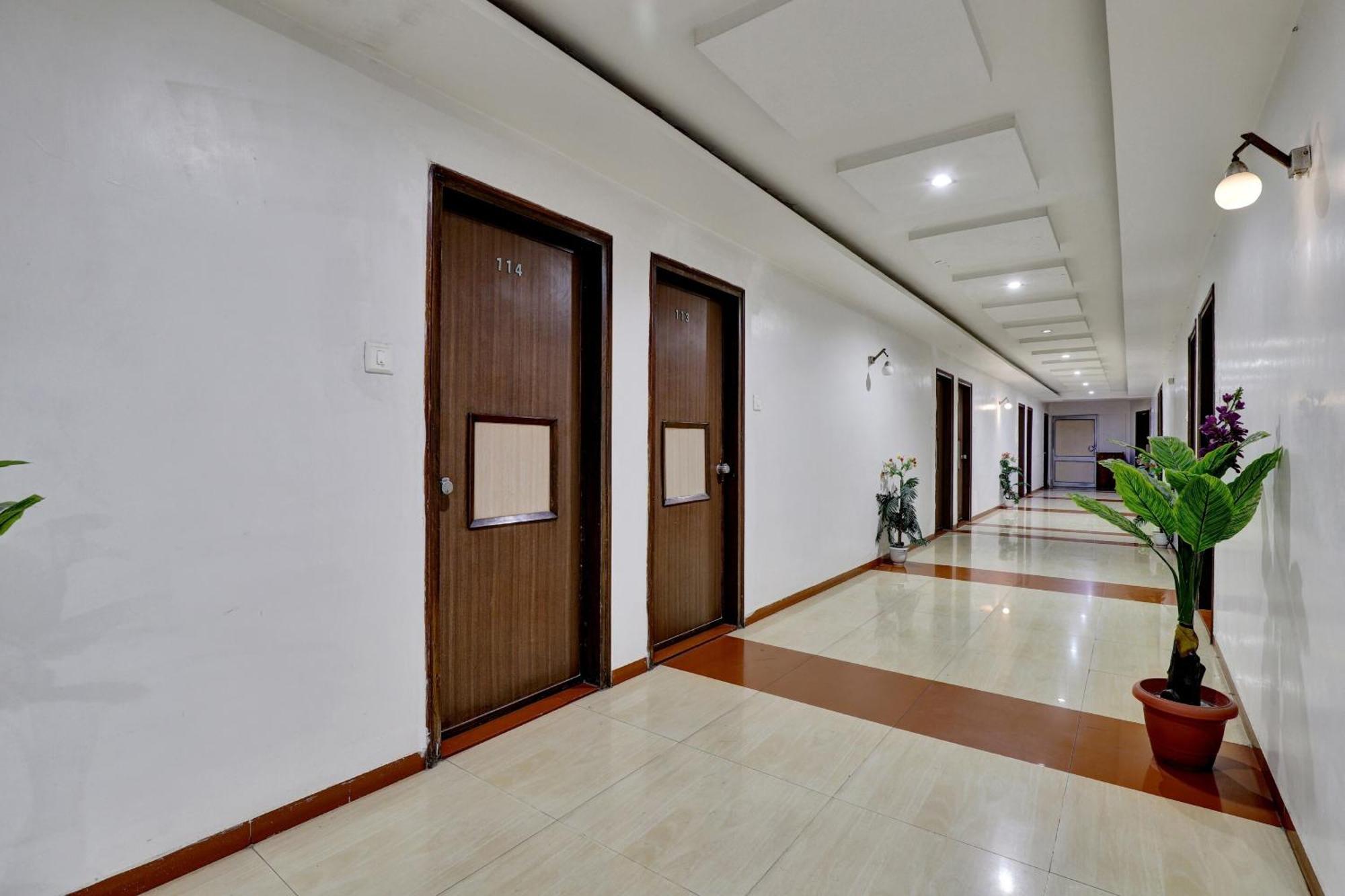 Collection O 82926 Hotel Royal Plaza Αχμπανταμπάντ Εξωτερικό φωτογραφία