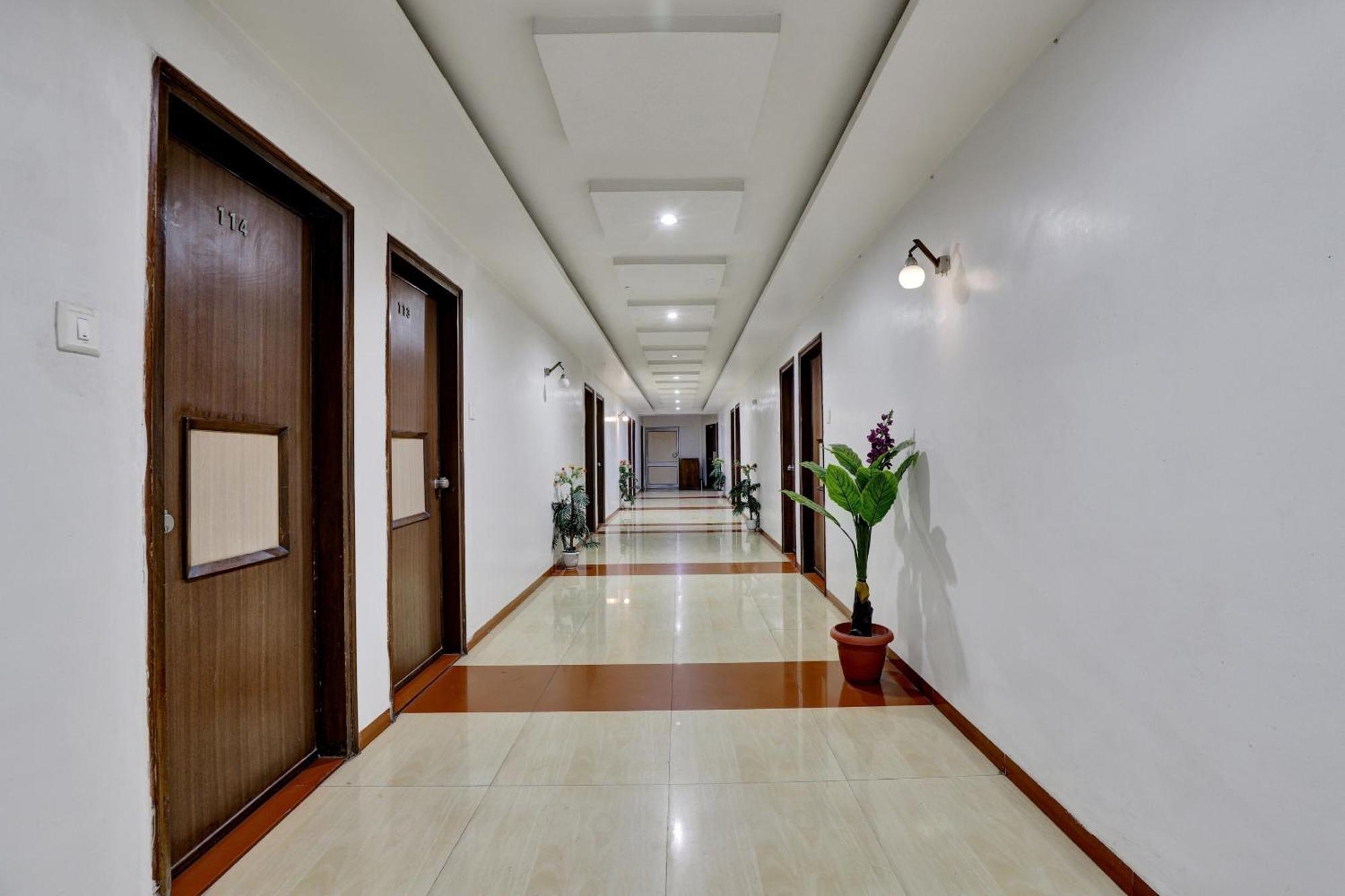 Collection O 82926 Hotel Royal Plaza Αχμπανταμπάντ Εξωτερικό φωτογραφία