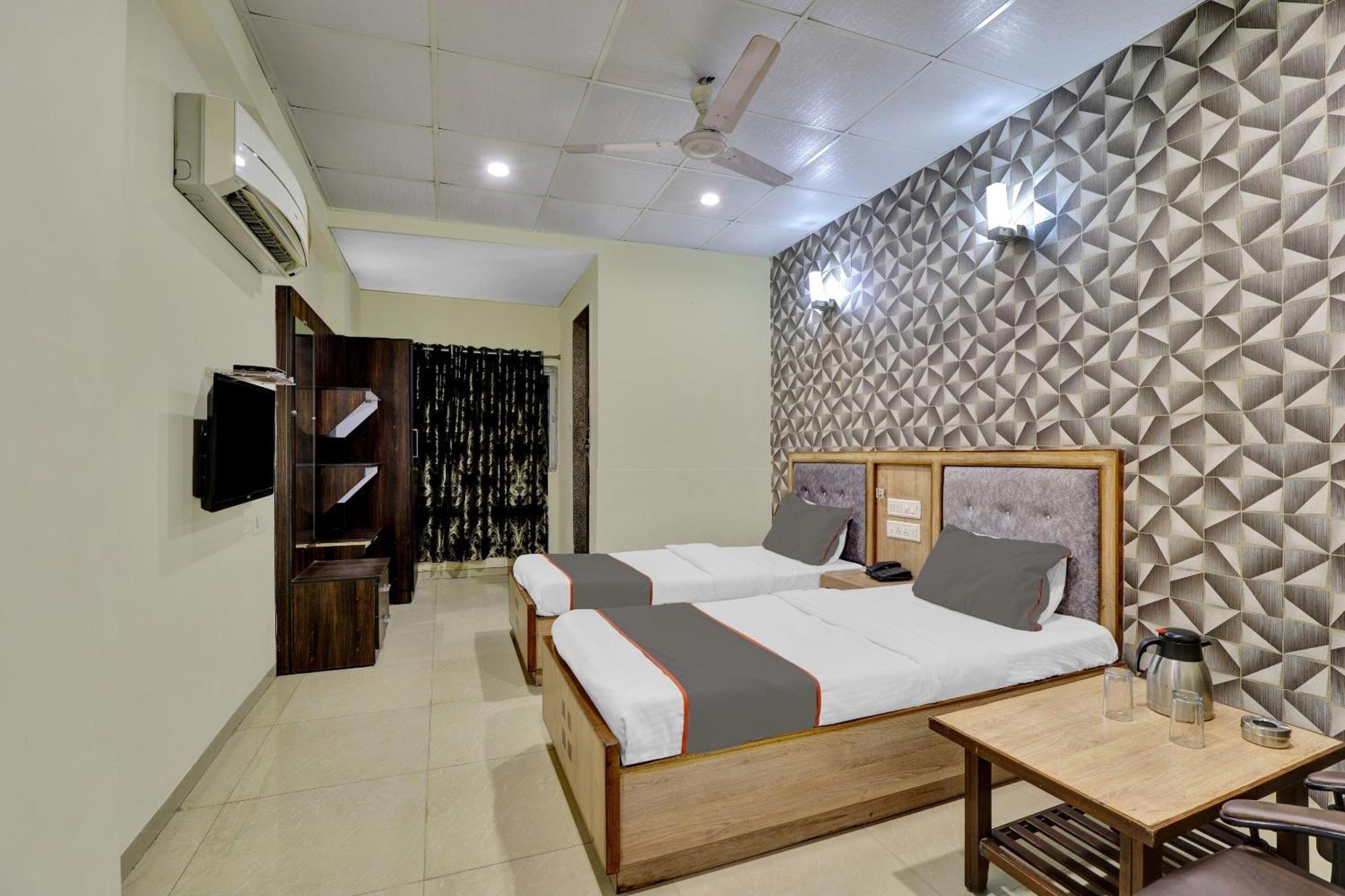 Collection O 82926 Hotel Royal Plaza Αχμπανταμπάντ Εξωτερικό φωτογραφία